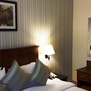 Deluxe One-Bedroom Apartment